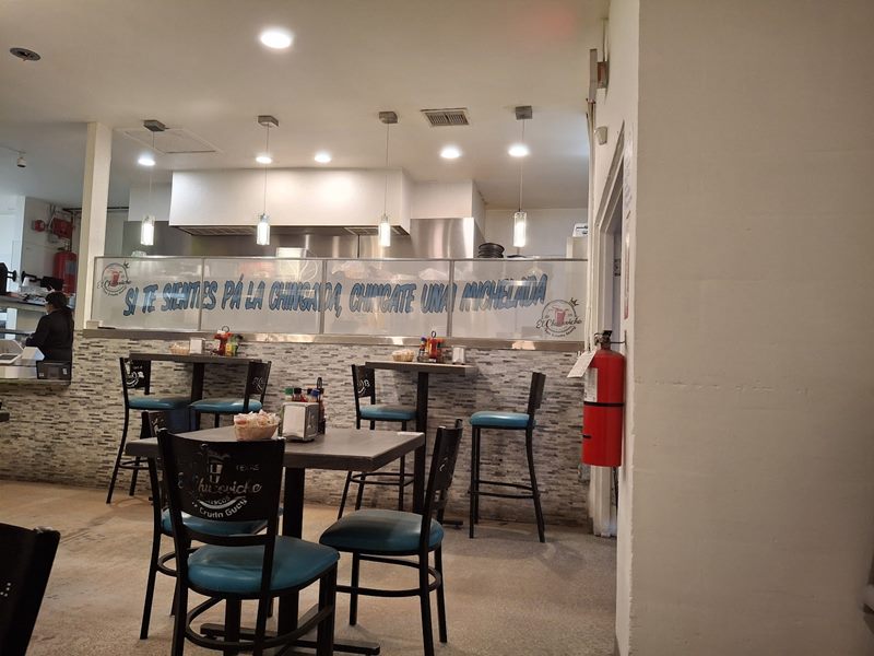 El Chucoviche Mariscos interior
